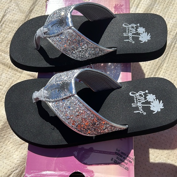 Brand new jelly pop sandals. Not sure on size but 9 inches heal to toe. - Picture 7 of 9